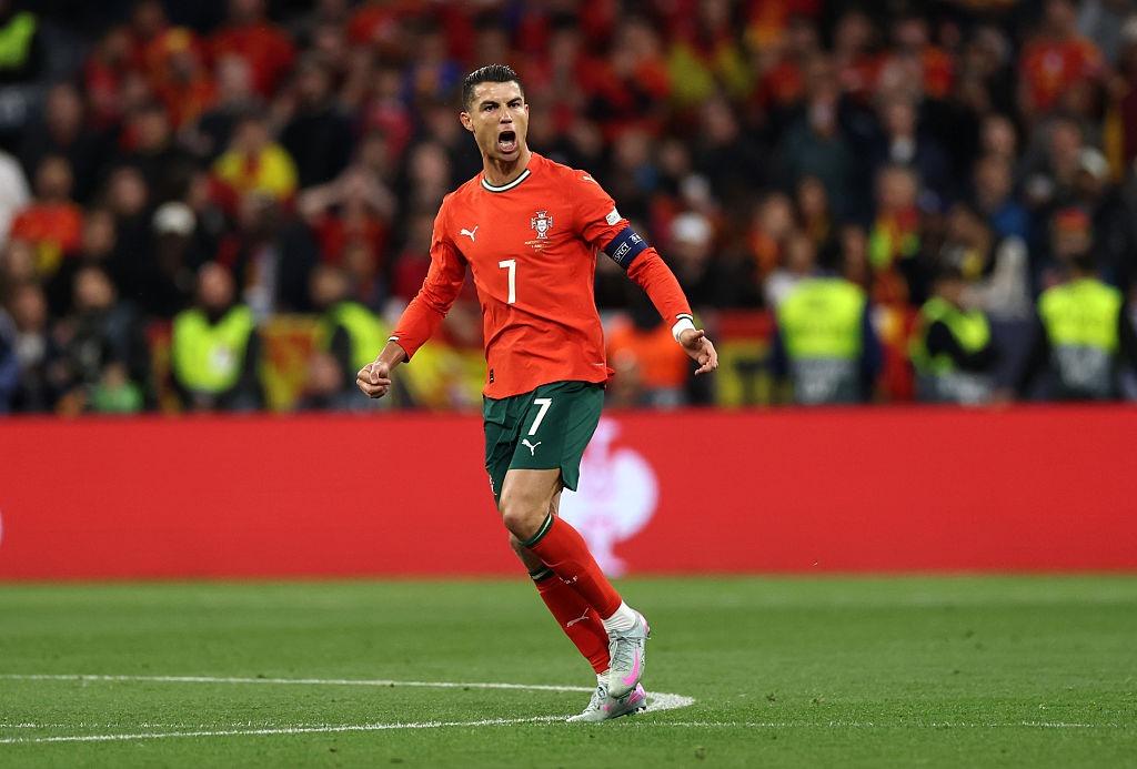 Cristiano Ronaldo îmbrăcat în echipamentul de fotbal al Portugaliei, celebrând un gol