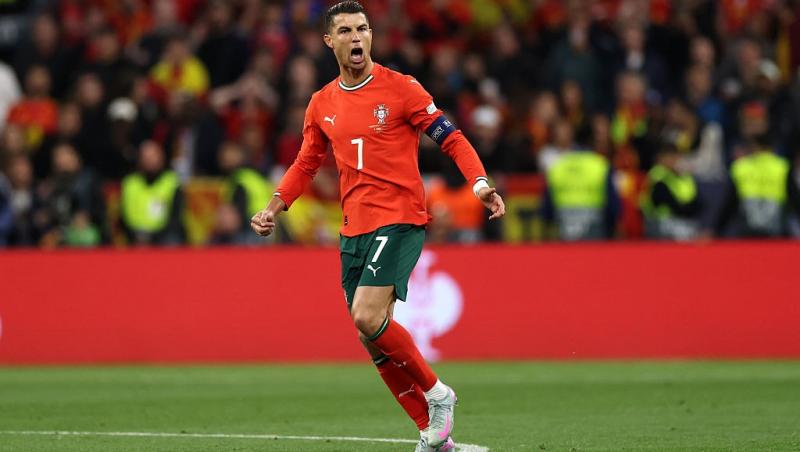 Cristiano Ronaldo îmbrăcat în echipamentul de fotbal al Portugaliei, celebrând un gol