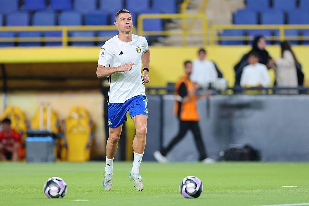 Cristiano Ronaldo îmbrăcat în echipamentul de fotbal al echipei Al-Nassr, alergând pe teren