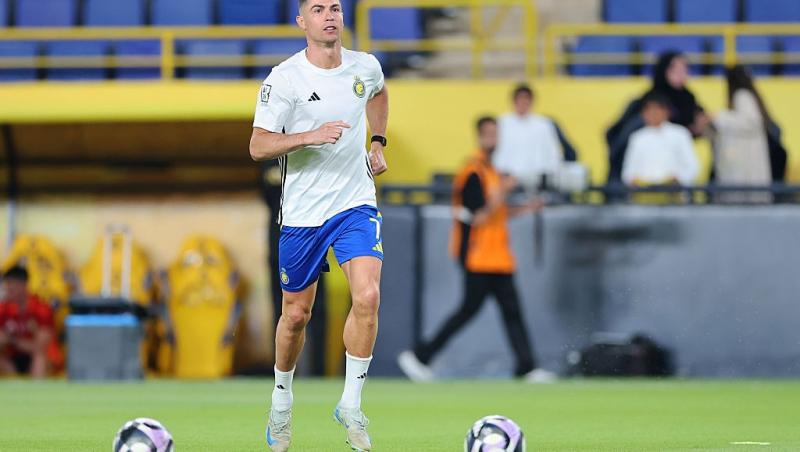 Cristiano Ronaldo îmbrăcat în echipamentul de fotbal al echipei Al-Nassr, alergând pe teren