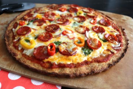 Reteta de pizza proteică. Cum poți obține un blat de pizza bogat în proteine, perfect la dietă