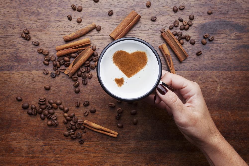 Cafeaua cu scorțișoară - slăbește sau e doar un mit? Ce spun nutriționiștii