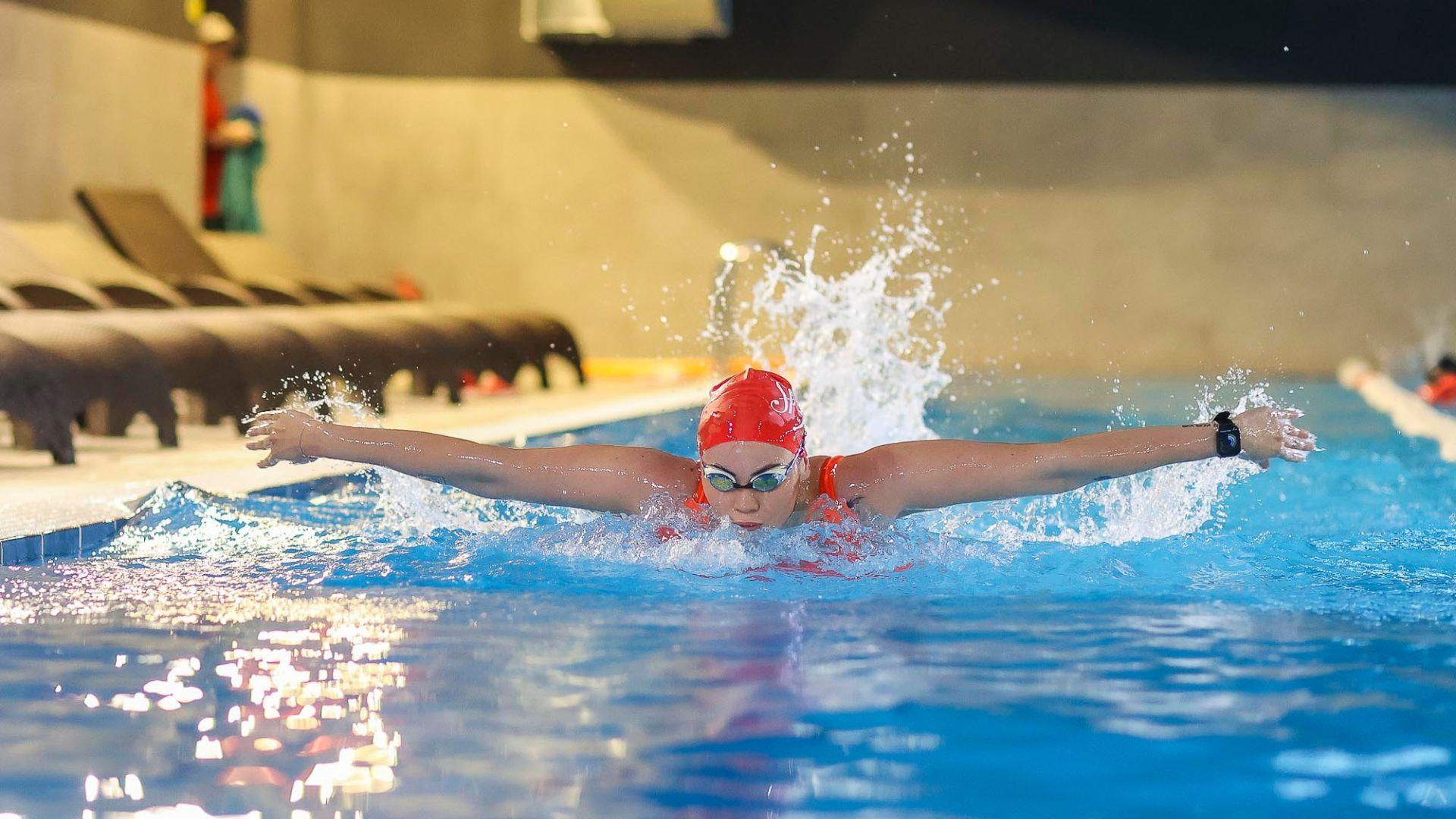 O persoană care înoată