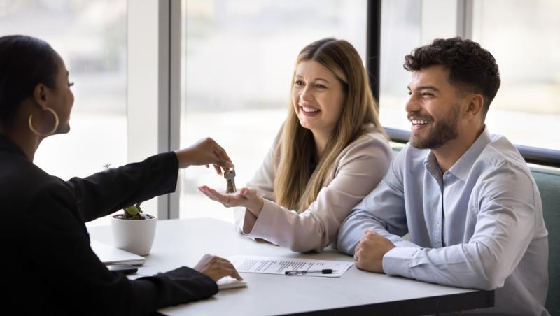 (P) Românii preferă să cumpere singuri sau în cuplu? Schimbări în comportamentul cumpărătorului imobiliar