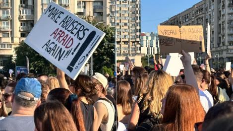 Artiștii și influencerii prezenți ieri la protestul împotriva violenței domestice și de gen. Ce mesaje au transmis