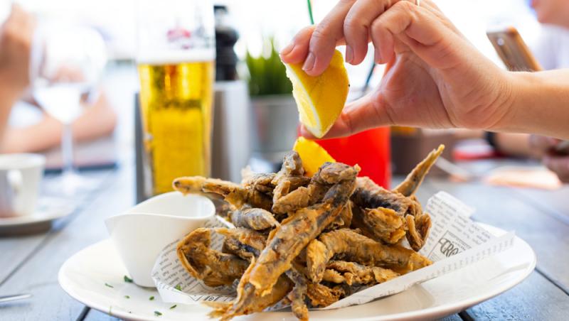 Cât costă o ciorbă și porție de hamsii pe litoralul românesc în 2025. Prețurile din acest an sunt comparabile cu cele din 2024