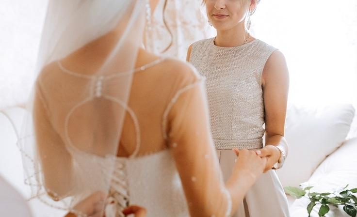 mireasa si o alta femeie stand de vorba