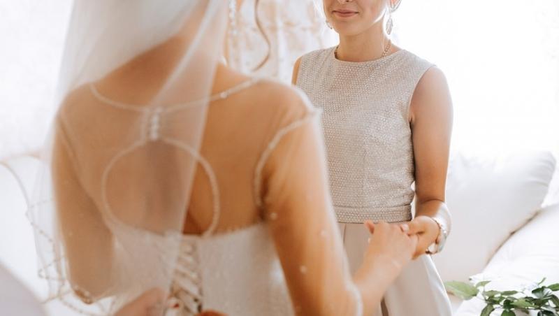 mireasa si o alta femeie stand de vorba