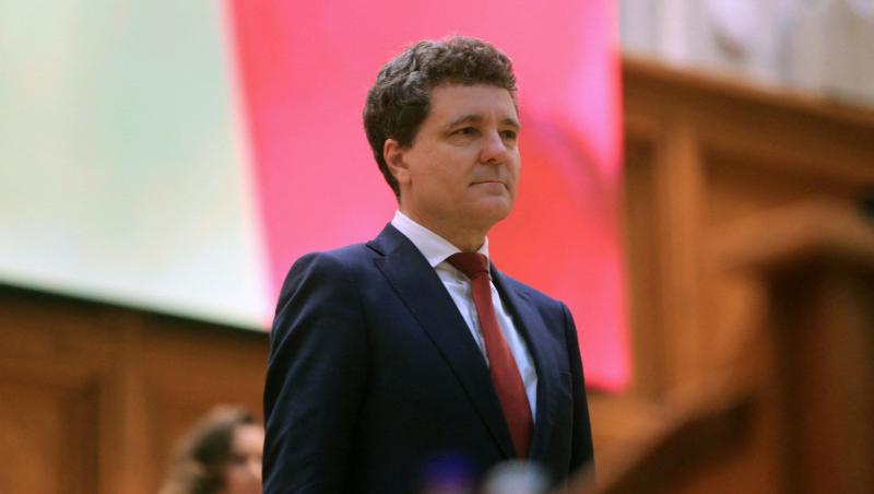Nicușor Dan îmbrăcat cu un costum bleumarin