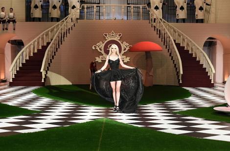 O mai știi? Cum arată acum Valeria Lukyanova, fosta femeie Barbie. Merge la sală și oferă cursuri de „întinerire”