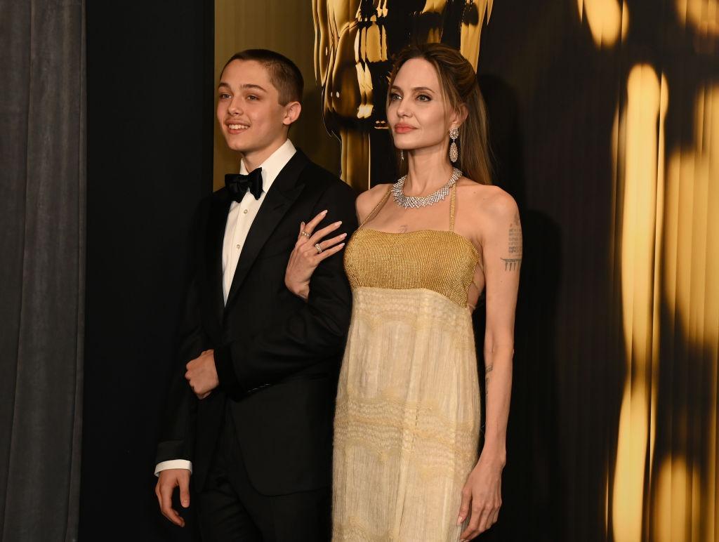 Angelina Jolie alături de fiul ei, Knox