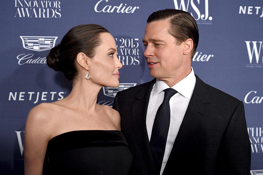 Angelina Jolie alături de Brad Pitt, ambii îmbrăcați în ținute elegante