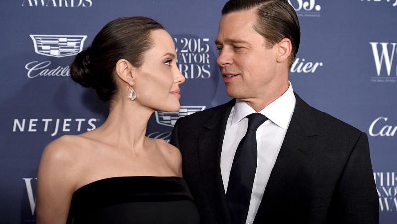 Angelina Jolie alături de Brad Pitt, ambii îmbrăcați în ținute elegante