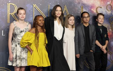 Vivienne și Knox, copiii Angelinei Jolie și ai lui Brad Pitt, apariție rară în public. Cu cine seamănă gemenii
