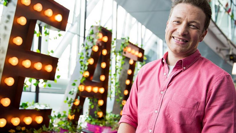 Jamie Oliver îmbrăcat cu o cămșă roz