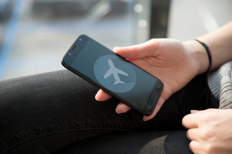Motivul real pentru care trebuie să activezi modul avion în timpul zborului. Un expert în accidente aviatice a dezvăluit răspunsul