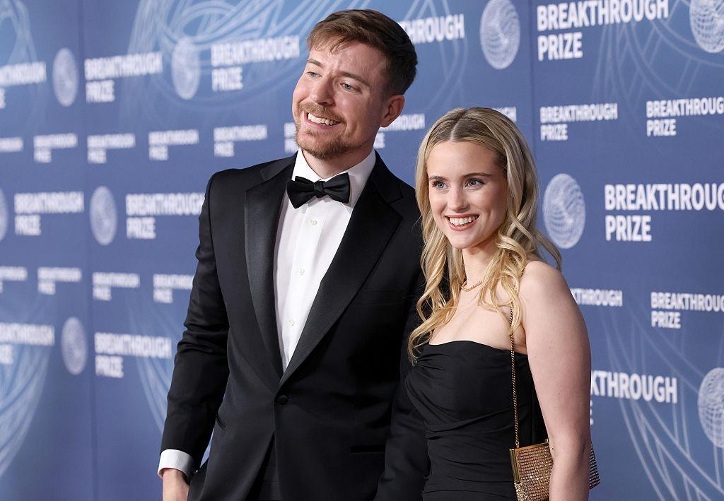 Mr. Beast alături de Thea Booysen, ambii îmbrăcați elegant