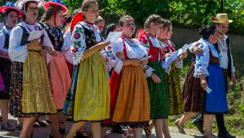fete în costum popular de rusalii