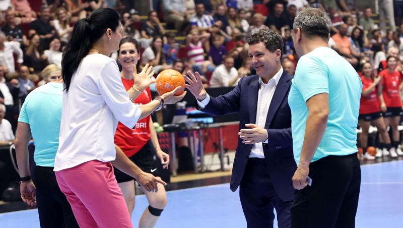 Nicușor Dan,spectacol la Sala Polivalentă la Gala Neagu.Cum a fost surprins președintele la meciul de retragere al Cristinei Neagu