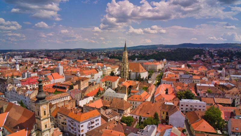 Un apartament din Cluj cu toaleta și cada pe balcon face furori în online după ce a fost dat spre închiriere. Cât costă imoblilul