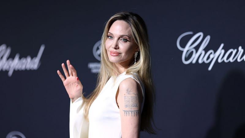 Angelina Jolie îmbrăcată într-o rochie albă elegantă, fără mâneci
