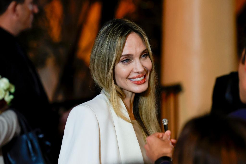 Angelina Jolie îmbrăcată cu un costum alb elegant