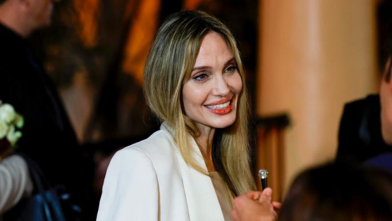 Angelina Jolie îmbrăcată cu un costum alb elegant