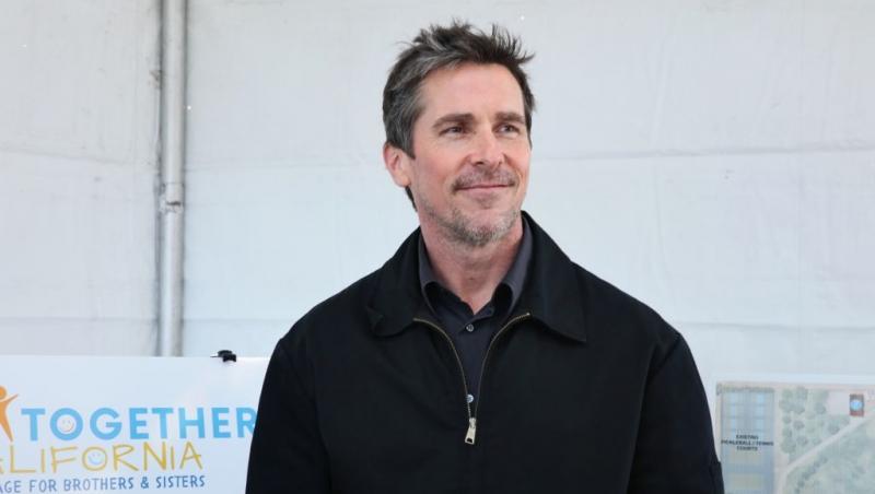 Christian Bale îmbrăcat cu o ținută casual, complet neagră