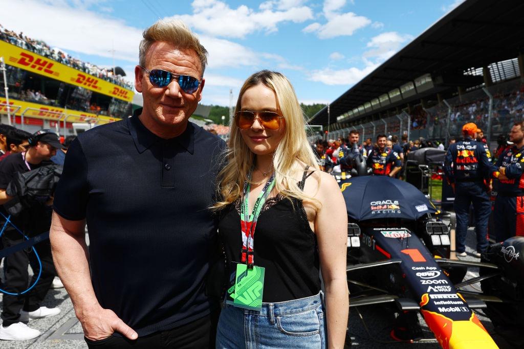Gordon Ramsay alături de fiica lui, Holly, participând la o cursă de mașini