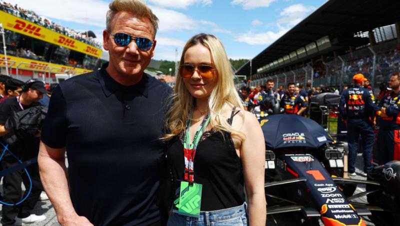 Gordon Ramsay alături de fiica lui, Holly, participând la o cursă de mașini