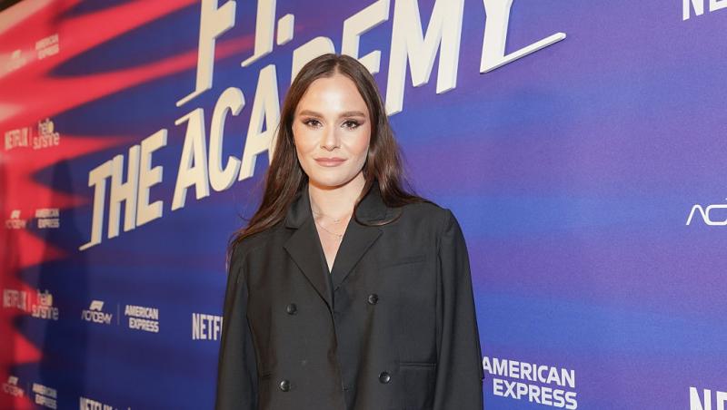 Holly Ramsay îmbrăcată cu un sacou negru