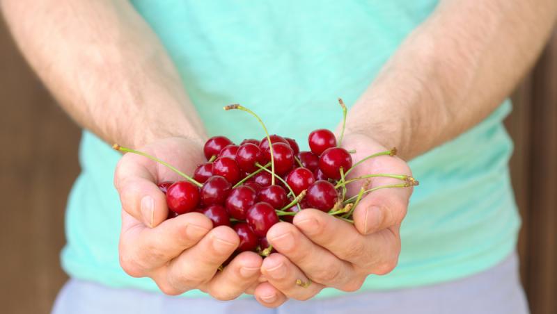 Ce a pățit un bărbat după ce a mâncat 2 kilograme de cireșe cu tot cu sâmburi. Ce i-a spus medicul