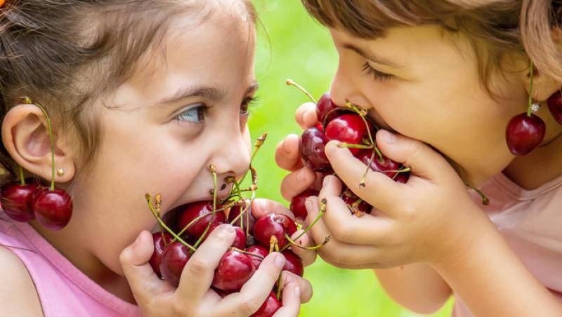 Ce a pățit un bărbat după ce a mâncat 2 kilograme de cireșe cu tot cu sâmburi. Ce i-a spus medicul