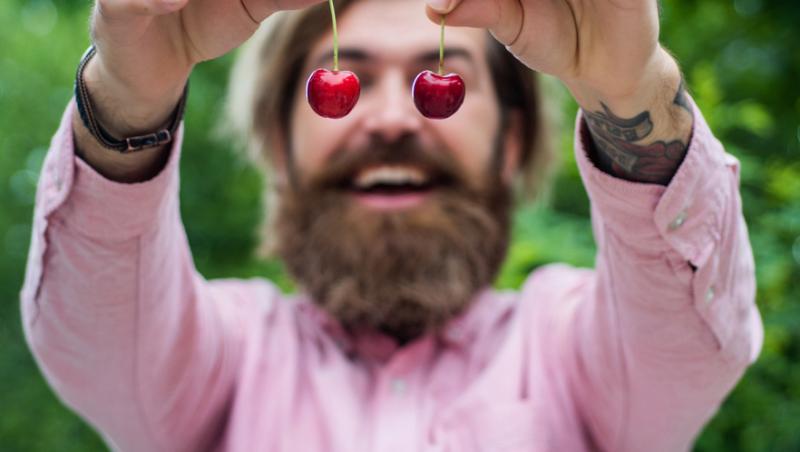 Ce a pățit un bărbat după ce a mâncat 2 kilograme de cireșe cu tot cu sâmburi. Ce i-a spus medicul