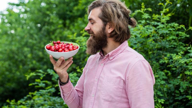 Ce a pățit un bărbat după ce a mâncat 2 kilograme de cireșe cu tot cu sâmburi. Ce i-a spus medicul