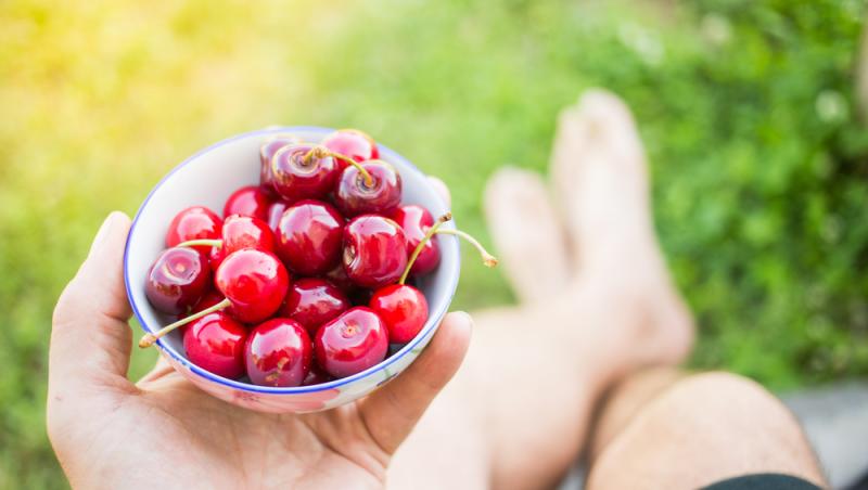Ce a pățit un bărbat după ce a mâncat 2 kilograme de cireșe cu tot cu sâmburi. Ce i-a spus medicul