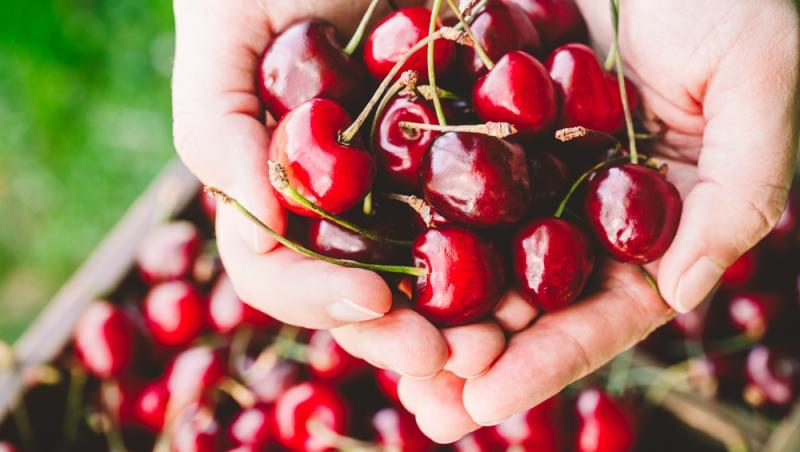 Ce a pățit un bărbat după ce a mâncat 2 kilograme de cireșe cu tot cu sâmburi. Ce i-a spus medicul