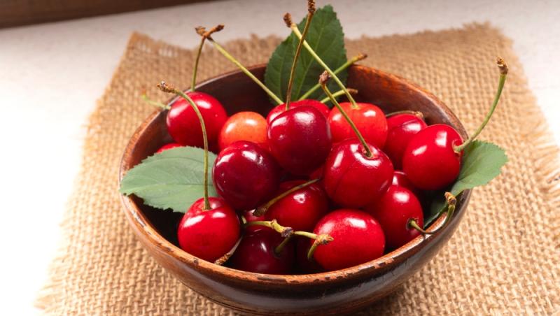 Ce a pățit un bărbat după ce a mâncat 2 kilograme de cireșe cu tot cu sâmburi. Ce i-a spus medicul