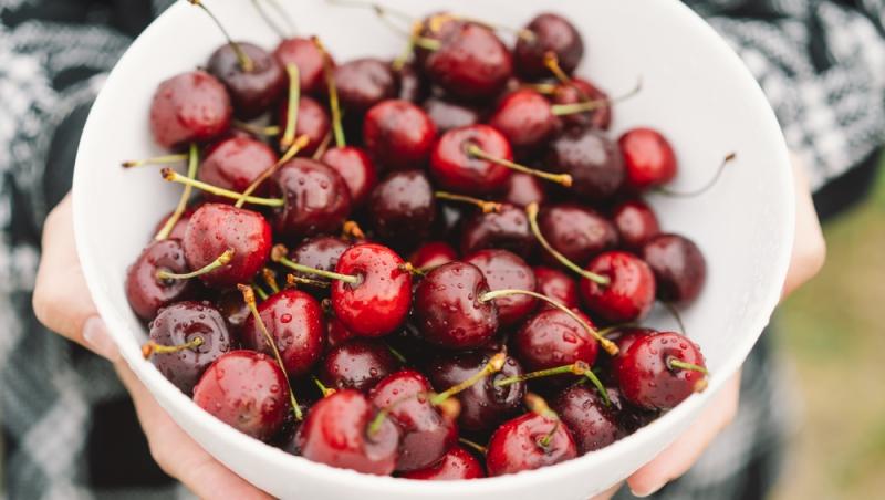 Ce a pățit un bărbat după ce a mâncat 2 kilograme de cireșe cu tot cu sâmburi. Ce i-a spus medicul