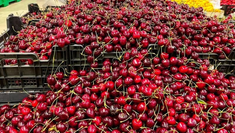 Ce a pățit un bărbat după ce a mâncat 2 kilograme de cireșe cu tot cu sâmburi. Ce i-a spus medicul