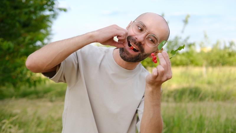 Ce a pățit un bărbat după ce a mâncat 2 kilograme de cireșe cu tot cu sâmburi. Ce i-a spus medicul