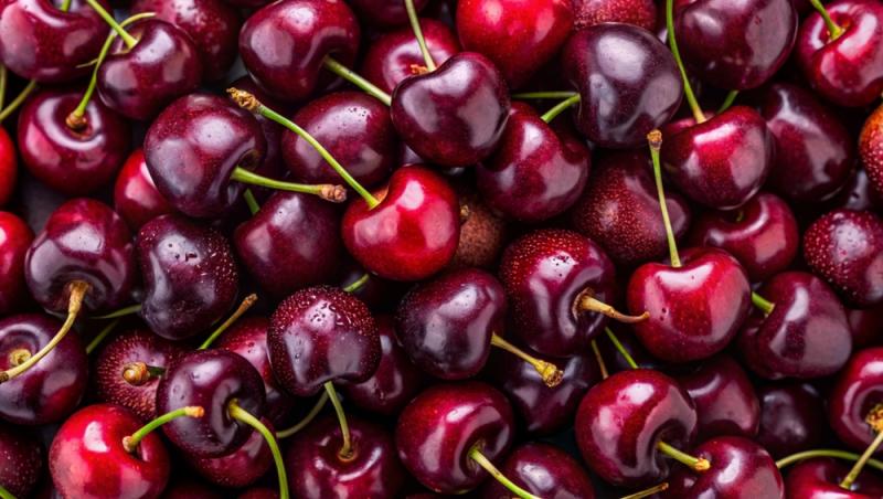Ce a pățit un bărbat după ce a mâncat 2 kilograme de cireșe cu tot cu sâmburi. Ce i-a spus medicul