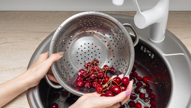 Ce a pățit un bărbat după ce a mâncat 2 kilograme de cireșe cu tot cu sâmburi. Ce i-a spus medicul