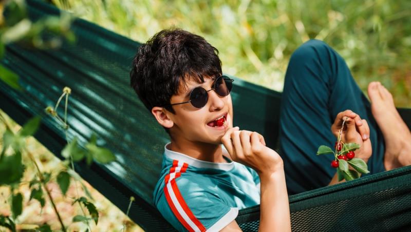 Ce a pățit un bărbat după ce a mâncat 2 kilograme de cireșe cu tot cu sâmburi. Ce i-a spus medicul