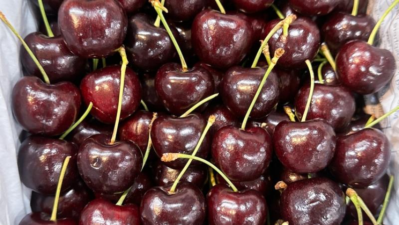 Ce a pățit un bărbat după ce a mâncat 2 kilograme de cireșe cu tot cu sâmburi. Ce i-a spus medicul