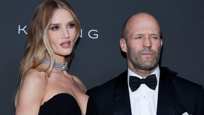 Rosie Huntington-Whiteley alături de Jason Statham, ambii îmbrăcați elegant