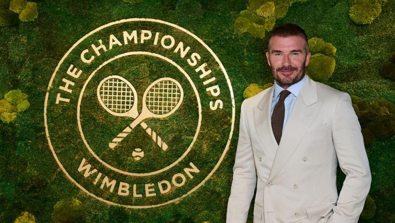 David Beckham la un meci de tenis, îmbrăcat într-un costum bej