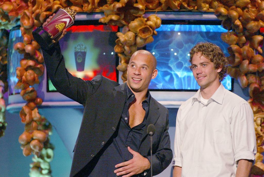 Paul Walker alături de Vin Diesel, acceptând un premiu