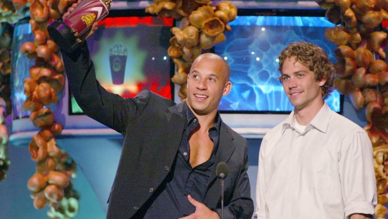 Paul Walker alături de Vin Diesel, acceptând un premiu