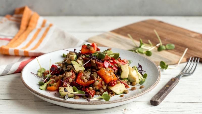 7 rețete de salate pentru slăbit. Îți țin de foame dacă ești la dietă